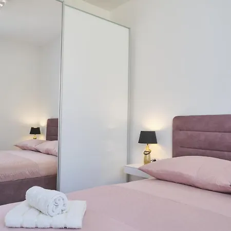 Nevera Apartment Split
